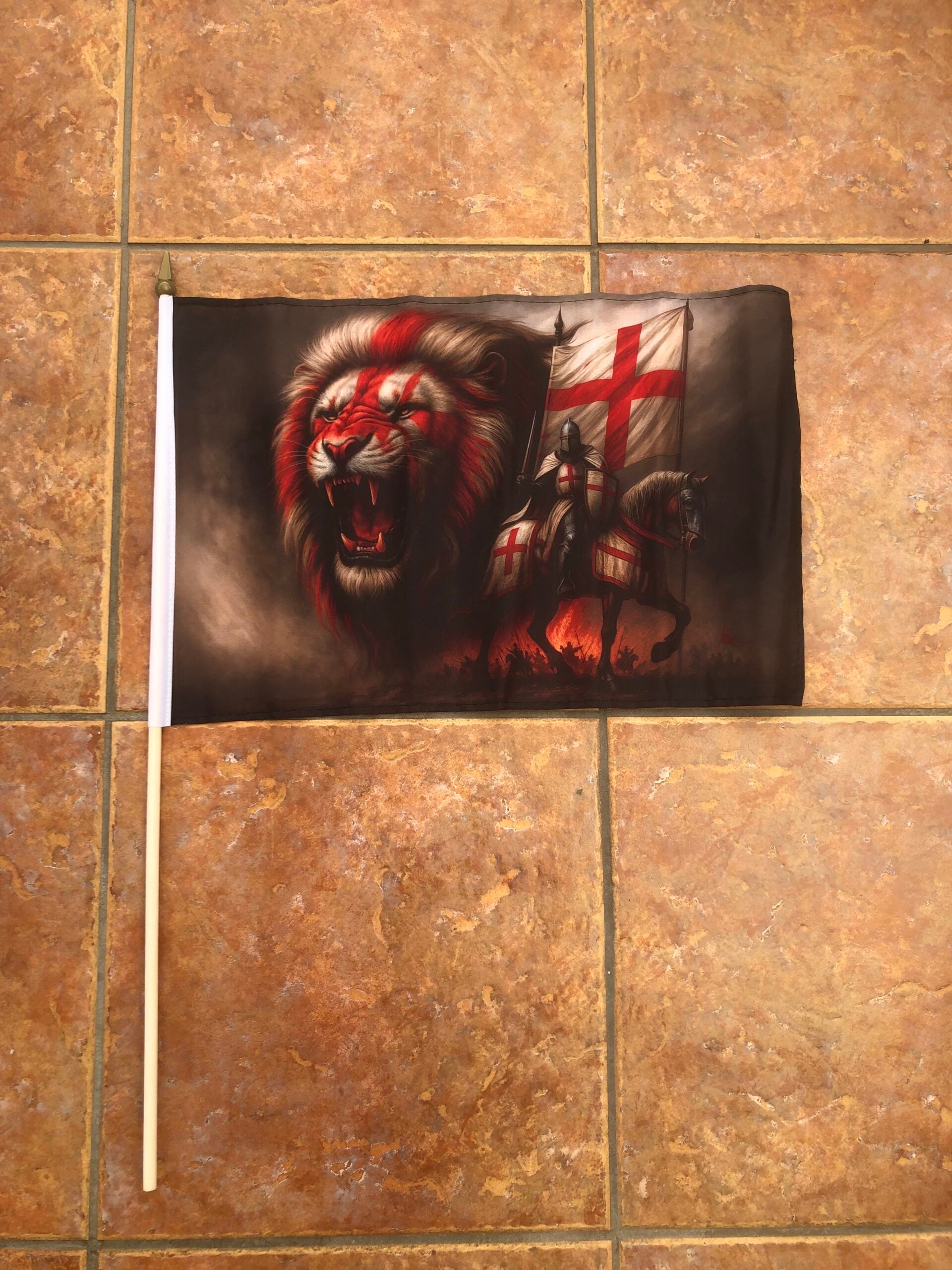 EnglishPatriotwithlionlargehandflag English Patriot with Lion large hand flag - Image 1